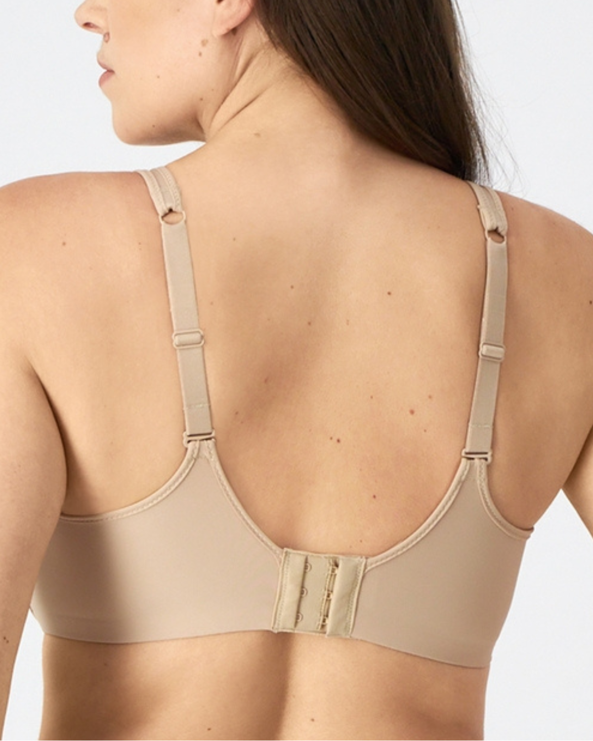 Model wearing a molded underwire t-shirt bra in Nude