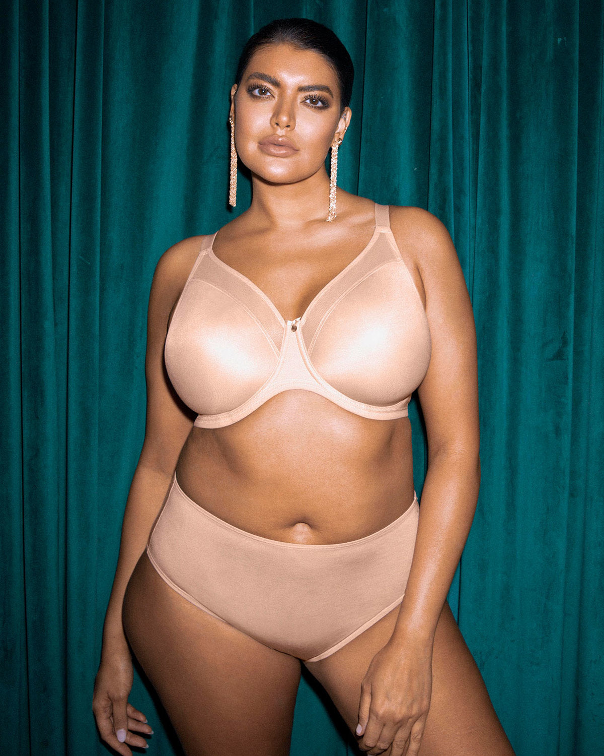 Model wearing a molded underwire t-shirt bra in beige/ nude