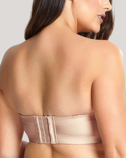 Model wearing a underwire full cup strapless/ convertible bra in beige