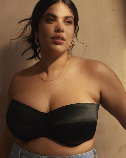 Model wearing an underwire full cup strapless/ convertible bra in black